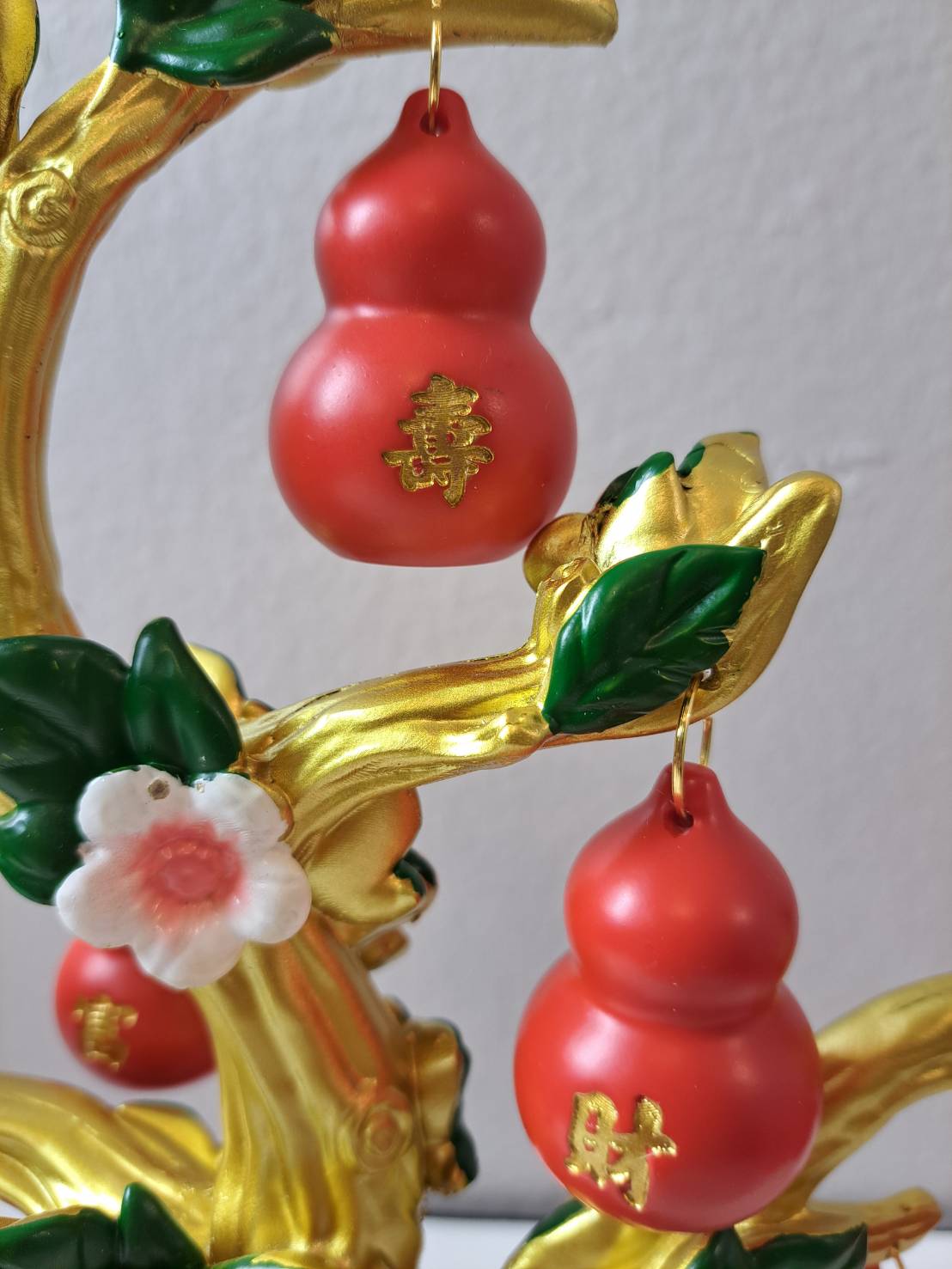 Red gourd ornaments with 禄 and 旺财 characters hanging from gold branches of CX616