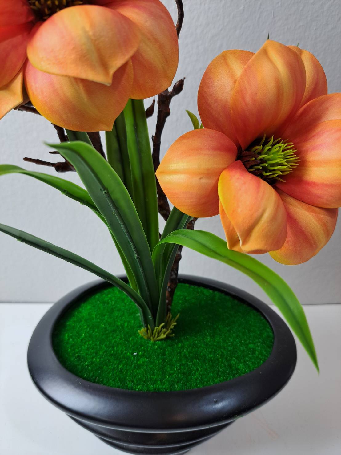 FT-257-A faux magnolia base with green grass and dark round pot