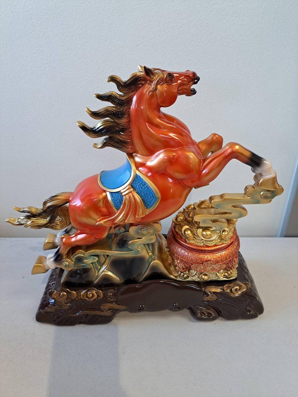 Dimension chart of horse statue 7358-1 – 15 inches tall x 15.5 inches wide with 志在千里 base inscription