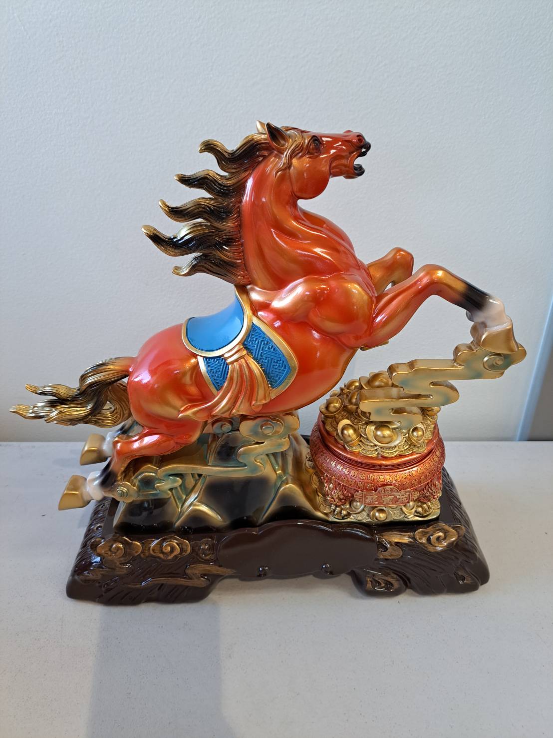 Dimension chart of horse statue 7358-1 – 15 inches tall x 15.5 inches wide with 志在千里 base inscription