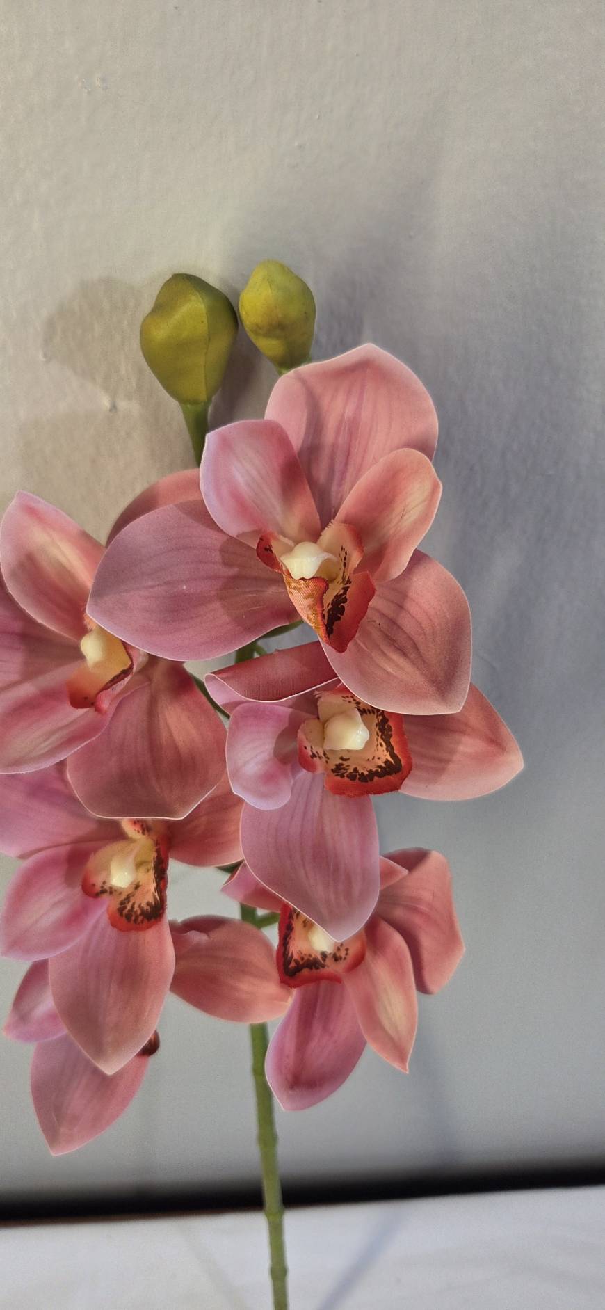Faux Pink Cymbidium Orchid Stem ORA-03 - close-up of pink cymbidium orchid blooms